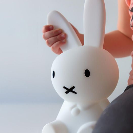 Hoppela | Hasen Tischlampe aus Kunststoff, minimalistische Figur fürs Kinderzimmer