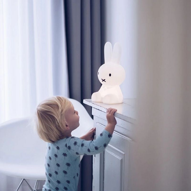 Hoppela | Hasen Tischlampe aus Kunststoff, minimalistische Figur fürs Kinderzimmer