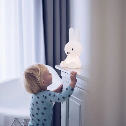 Hoppela | Hasen Tischlampe aus Kunststoff, minimalistische Figur fürs Kinderzimmer