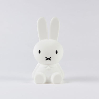 Hoppela | Hasen Tischlampe aus Kunststoff, minimalistische Figur fürs Kinderzimmer