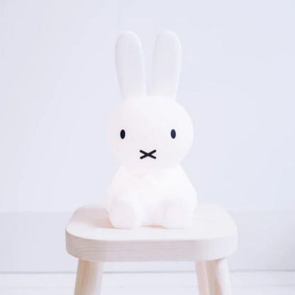Hoppela | Hasen Tischlampe aus Kunststoff, minimalistische Figur fürs Kinderzimmer