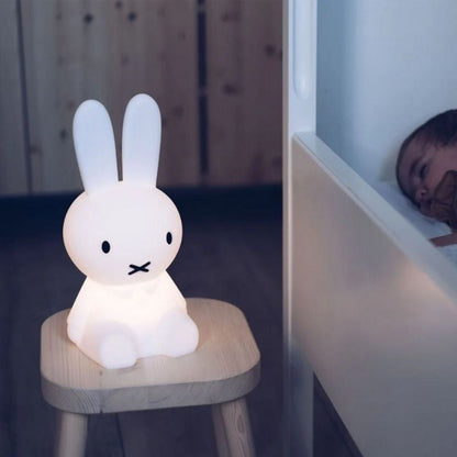 Hoppela | Hasen Tischlampe aus Kunststoff, minimalistische Figur fürs Kinderzimmer
