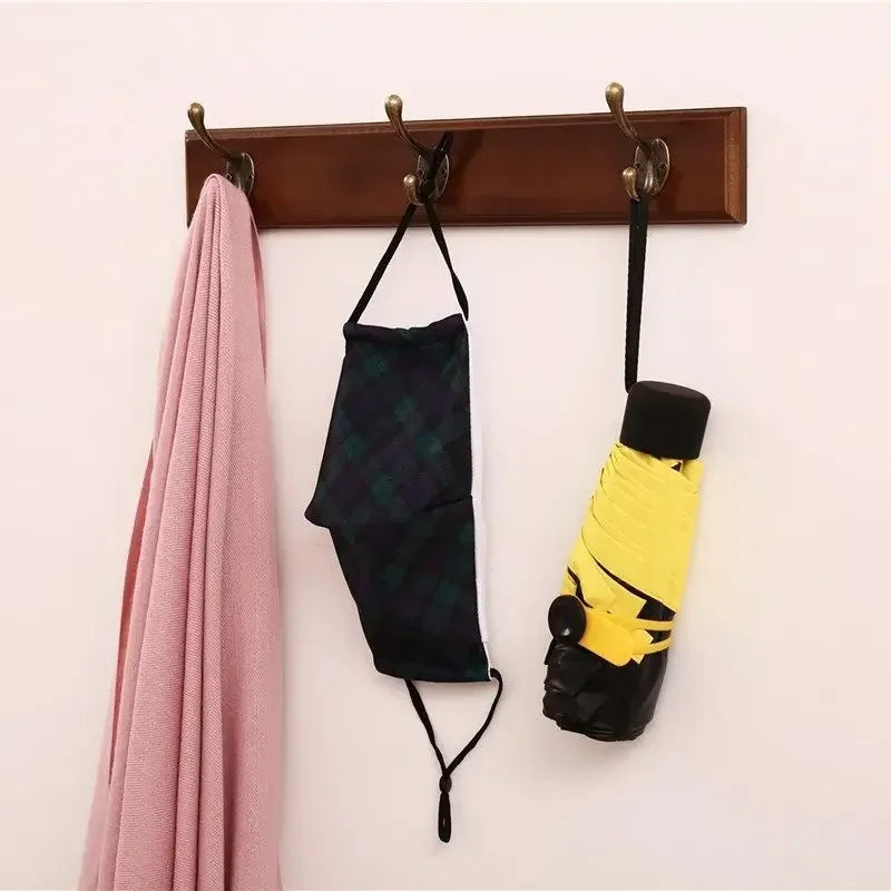 Porte-manteau mural en bois massif avec crochets pour vestes & chapeaux