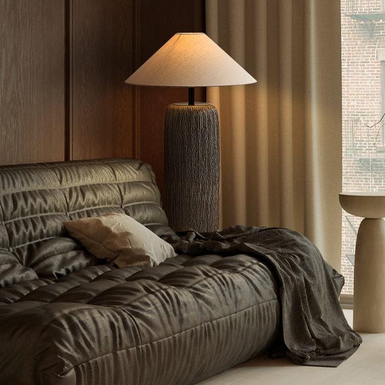 Norvyn Root | Lampada da terra scandinava in legno invecchiato con paralume in tessuto