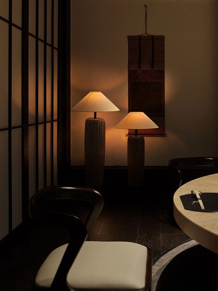 Norvyn Root | Lampada da terra scandinava in legno invecchiato con paralume in tessuto
