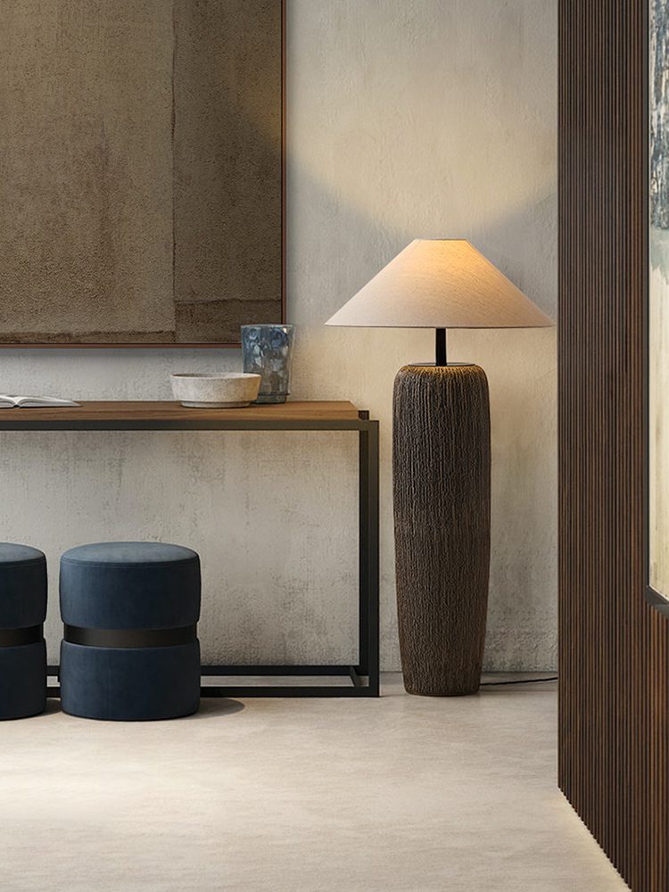 Norvyn Root | Lampada da terra scandinava in legno invecchiato con paralume in tessuto