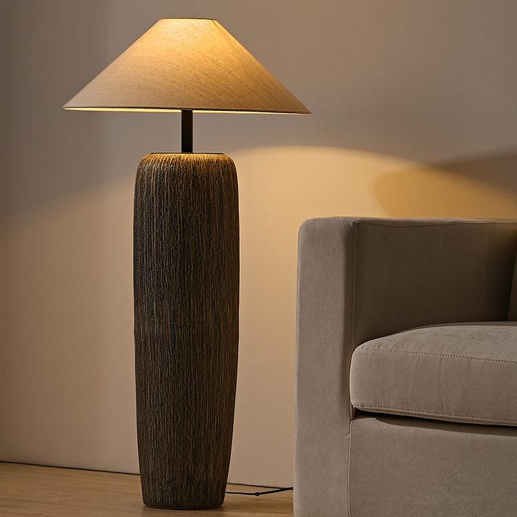 Norvyn Root | Lampada da terra scandinava in legno invecchiato con paralume in tessuto