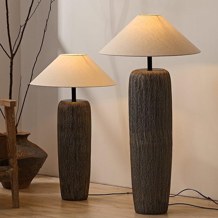 Norvyn Root | Lampada da terra scandinava in legno invecchiato con paralume in tessuto