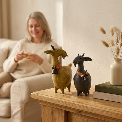 Capreva | Dekoration Ziegenfiguren aus Resin, 2er Set, handbemalt, 15 & 12,8 cm