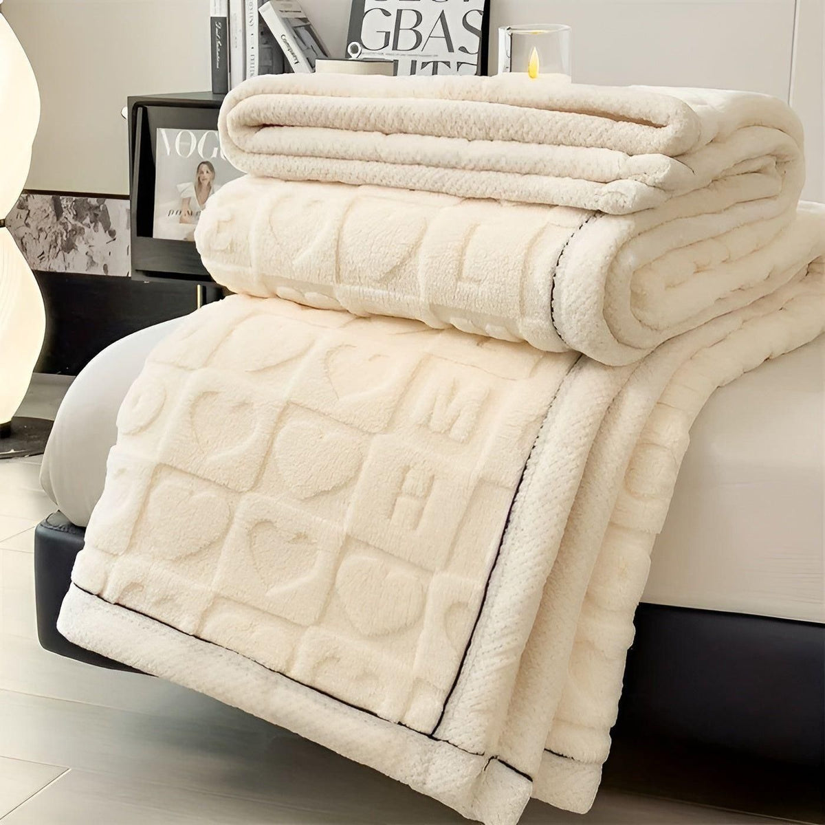 Cordalie | Manta reversible de forro polar coral con estampado de corazones y letras