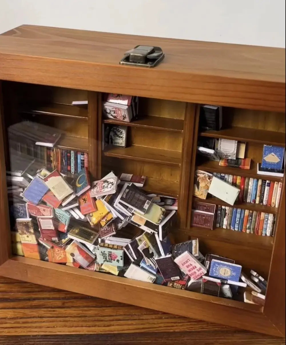 Librina | Mini Bücherregal aus Holz mit ca. 200 Miniaturbüchern, handgemacht
