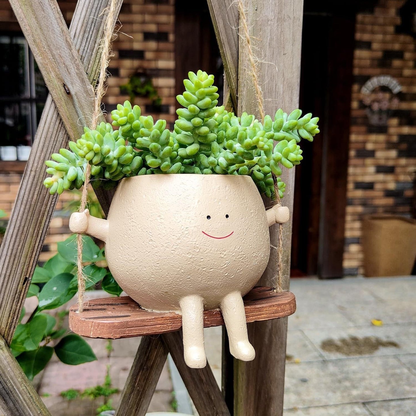 Liva Swing | Vaso sospeso smiley in resina per balcone e giardino