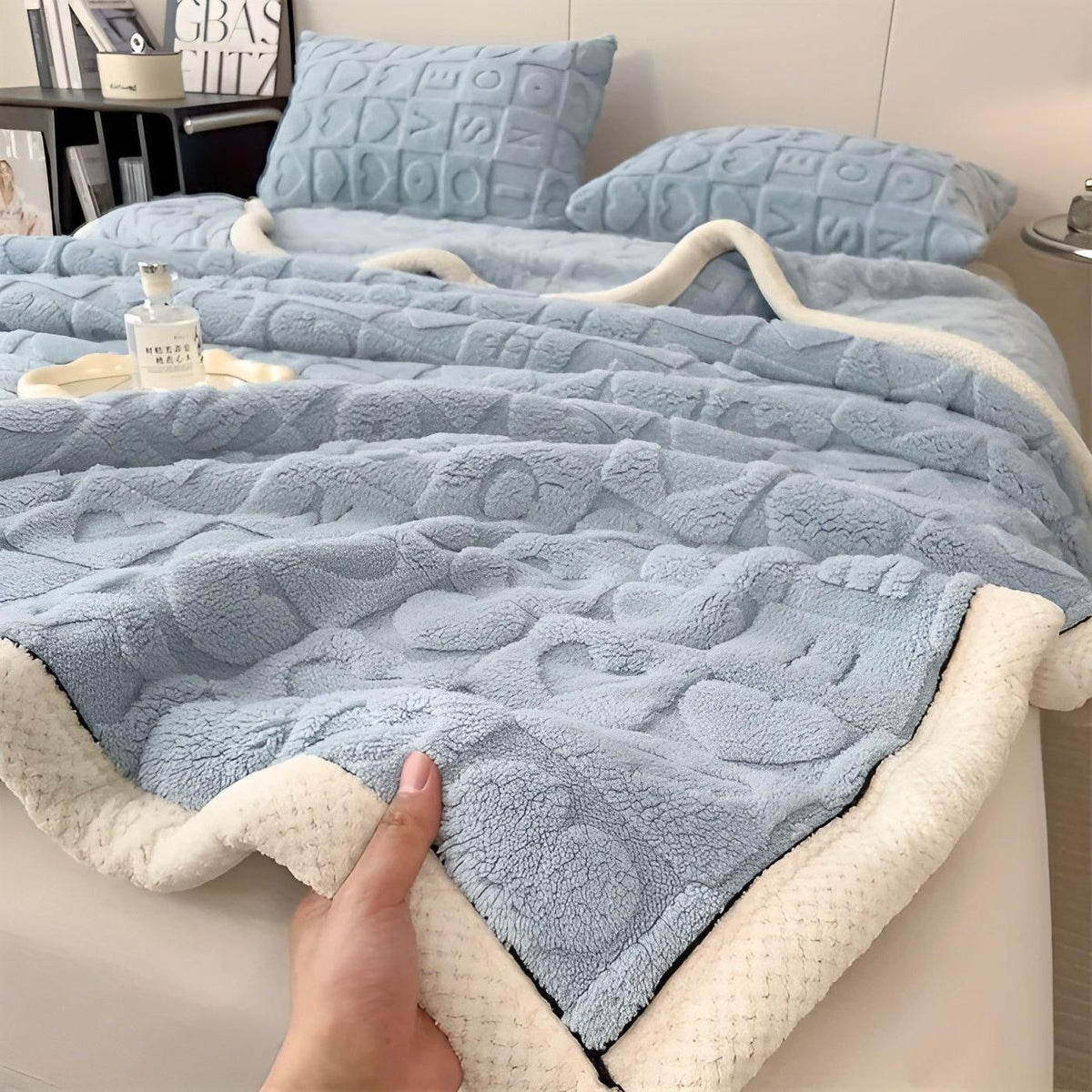 Cordalie | Manta reversible de forro polar coral con estampado de corazones y letras