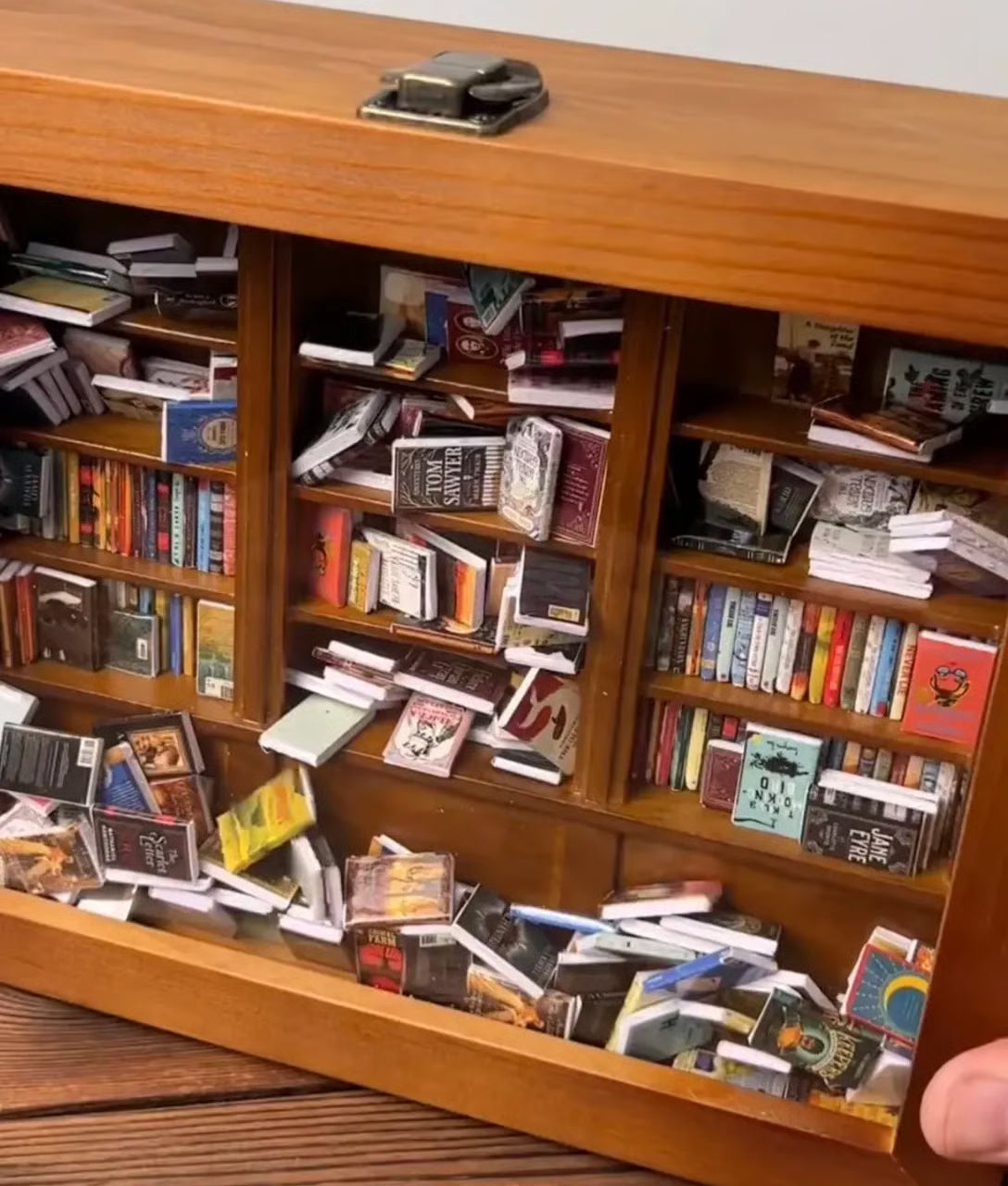 Librina | Mini Bücherregal aus Holz mit ca. 200 Miniaturbüchern, handgemacht