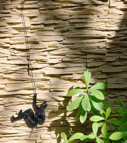 ArtiClimb Wandfigur | Kletternde Skulptur aus Kunstharz