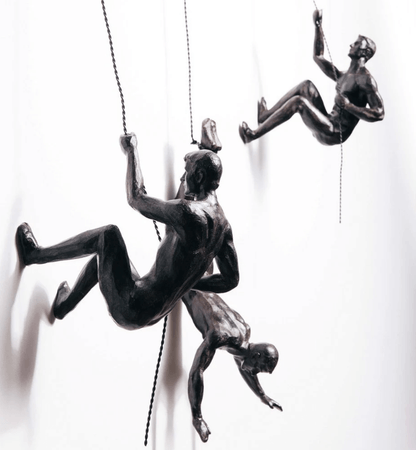 ArtiClimb Wandfigur | Kletternde Skulptur aus Kunstharz