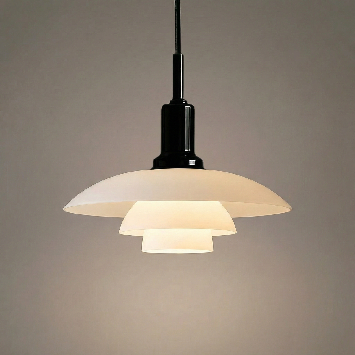 Skavera | Pendelleuchte im dänischen Design aus Glas und Metall, Ø 28,5 cm