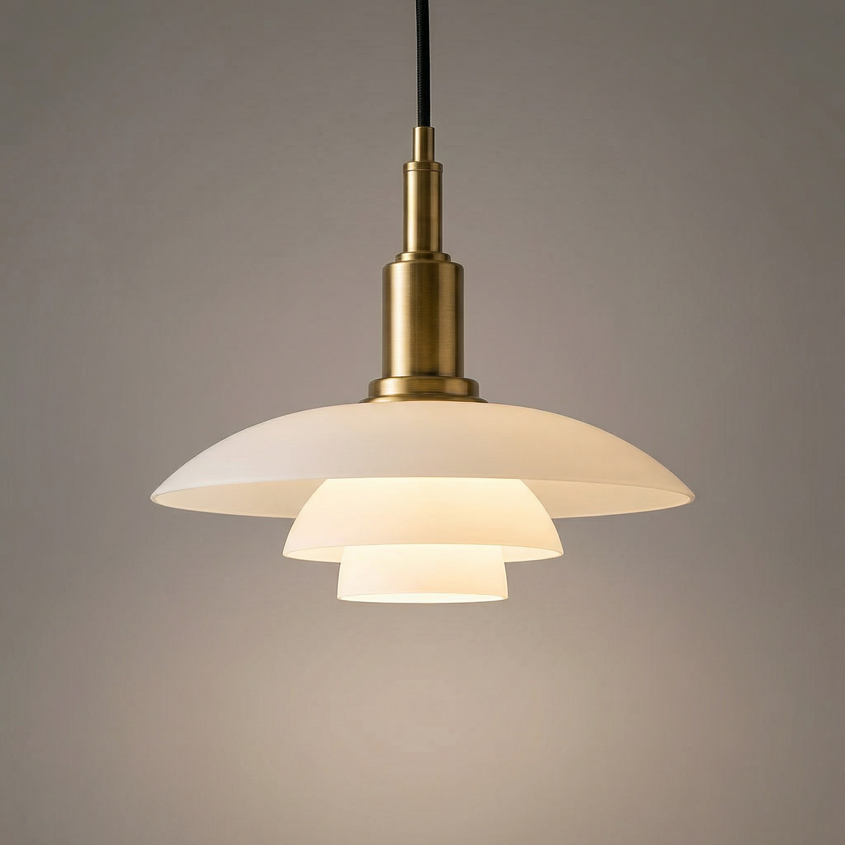 Skavera | Pendelleuchte im dänischen Design aus Glas und Metall, Ø 28,5 cm