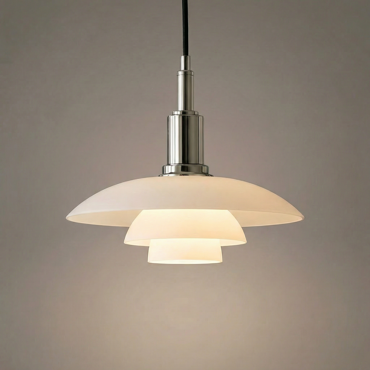 Skavera | Pendelleuchte im dänischen Design aus Glas und Metall, Ø 28,5 cm