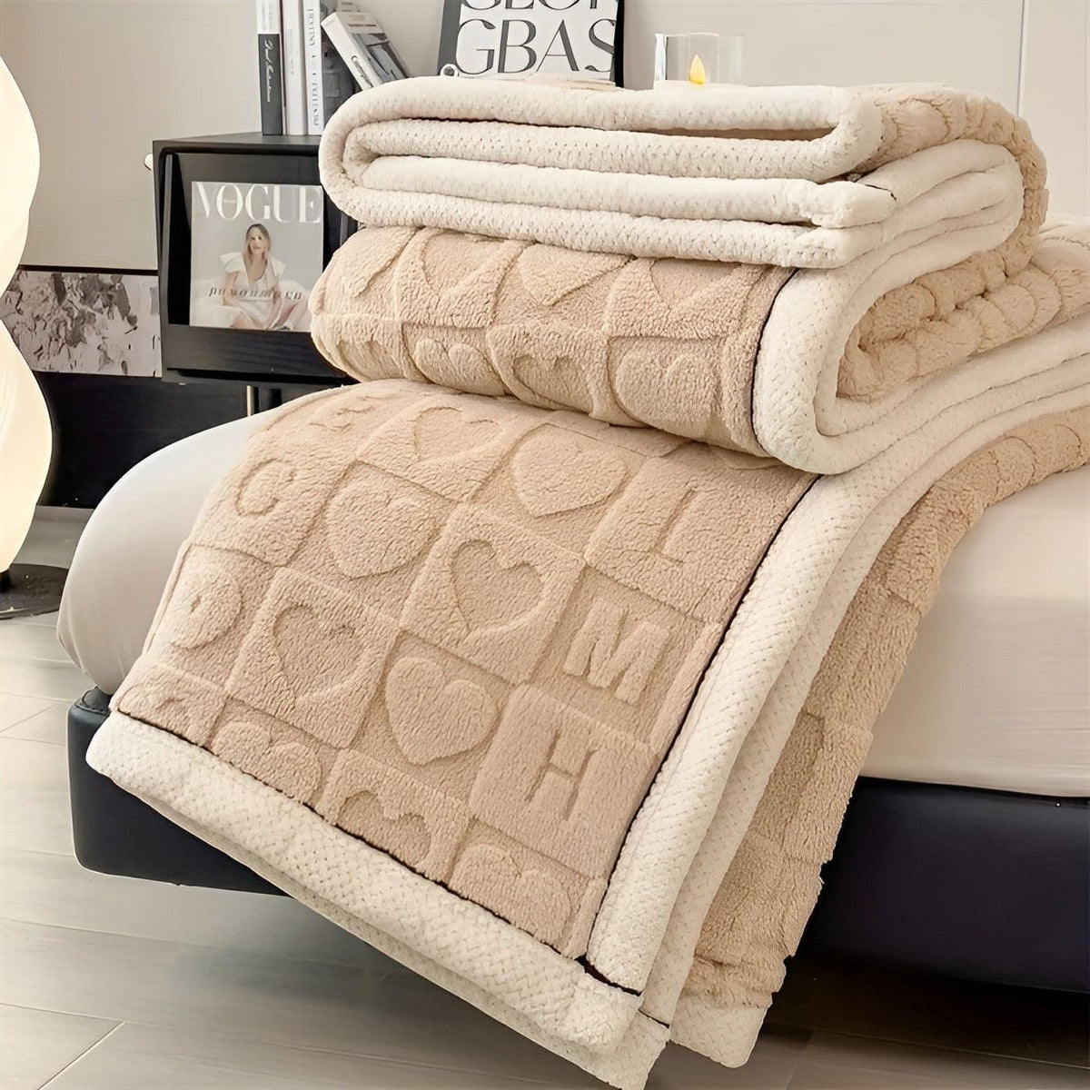 Cordalie | Manta reversible de forro polar coral con estampado de corazones y letras