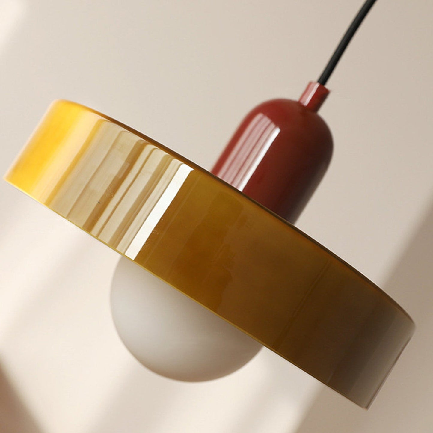 Lunari Halo | Lampada a sospensione in vetro colorato in stile Bauhaus