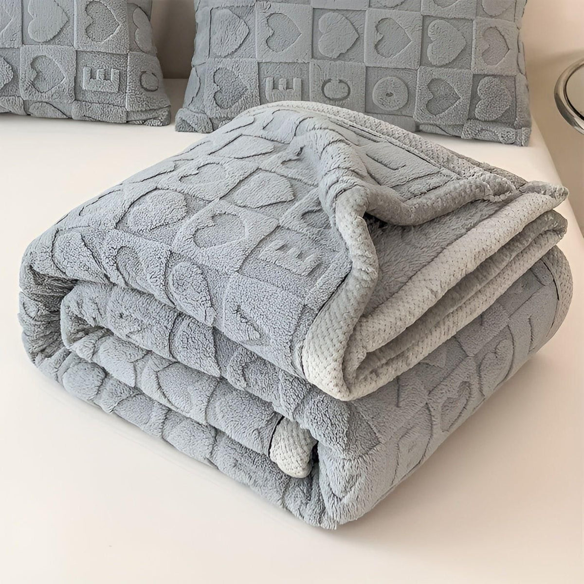Cordalie | Manta reversible de forro polar coral con estampado de corazones y letras