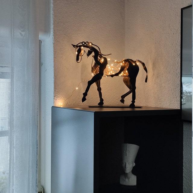 Hippara | Pferdeskulptur aus Metall mit LED-Lichterkette als Dekoration