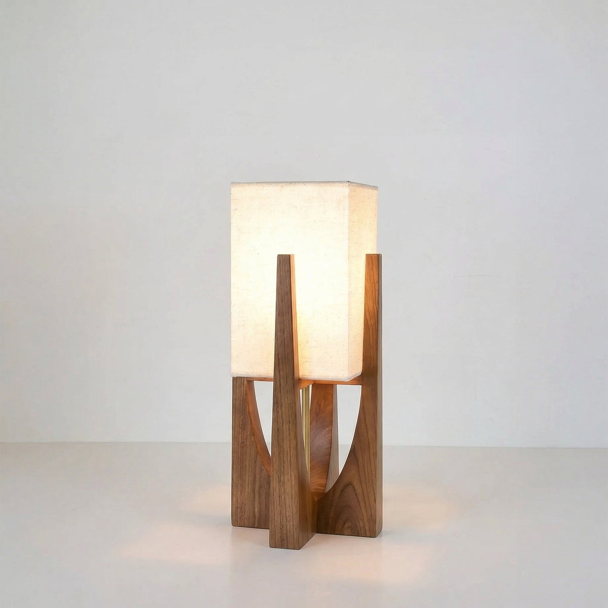 Tenvori | Stehlampe mit Stoffschirm und Holzfuß im Wabi-Sabi-Stil, E27