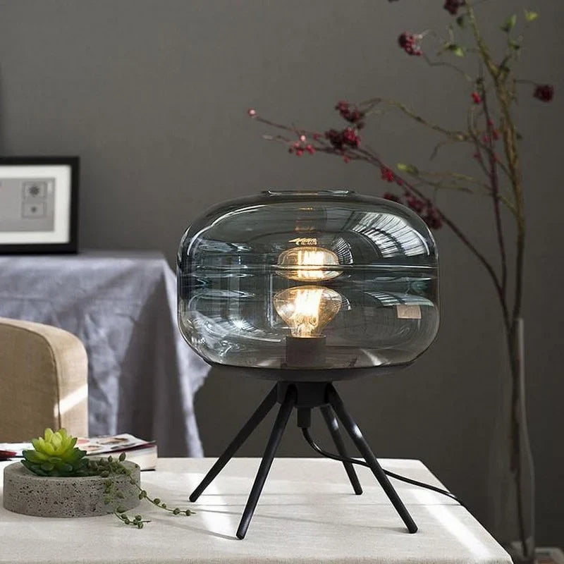 Stella Tripod Tischlampe mit Glasschirm – Modernes Design und warmes Licht