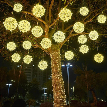 Lumirra | LED Lichterkette mit Rattankugeln, wetterfest für außen, mit Netzstecker
