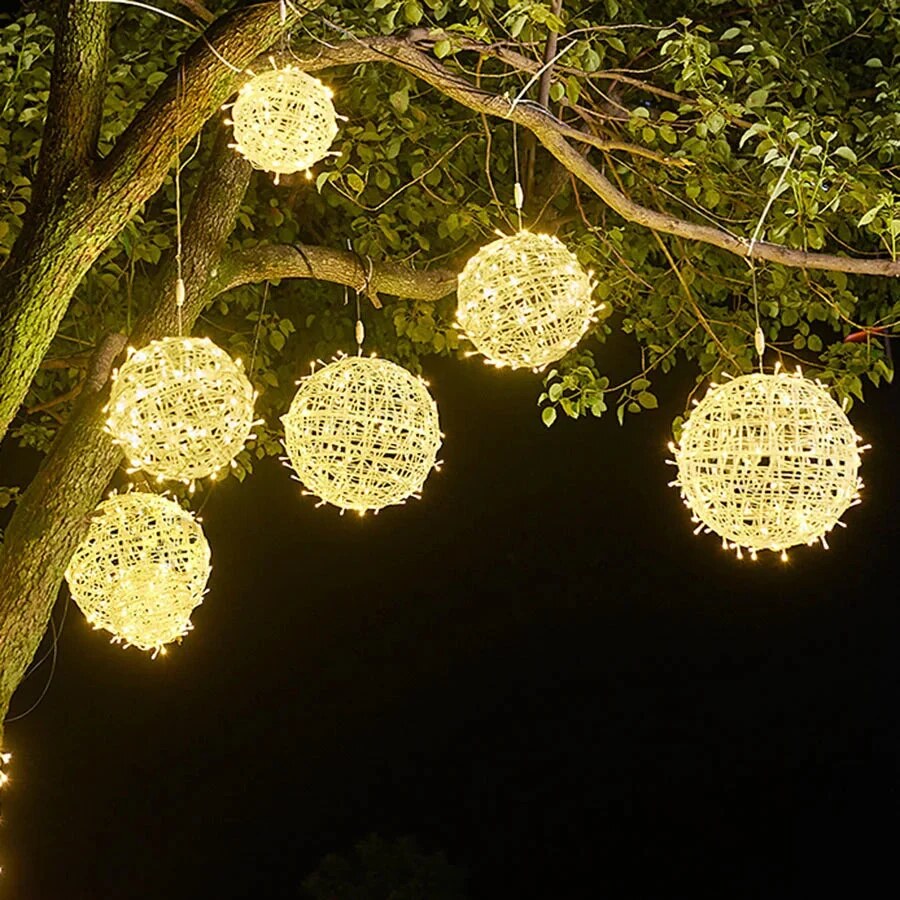 Lumirra | LED Lichterkette mit Rattankugeln, wetterfest für außen, mit Netzstecker