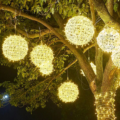 Lumirra | LED Lichterkette mit Rattankugeln, wetterfest für außen, mit Netzstecker