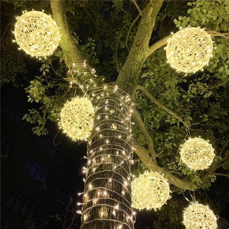 Lumirra | LED Lichterkette mit Rattankugeln, wetterfest für außen, mit Netzstecker