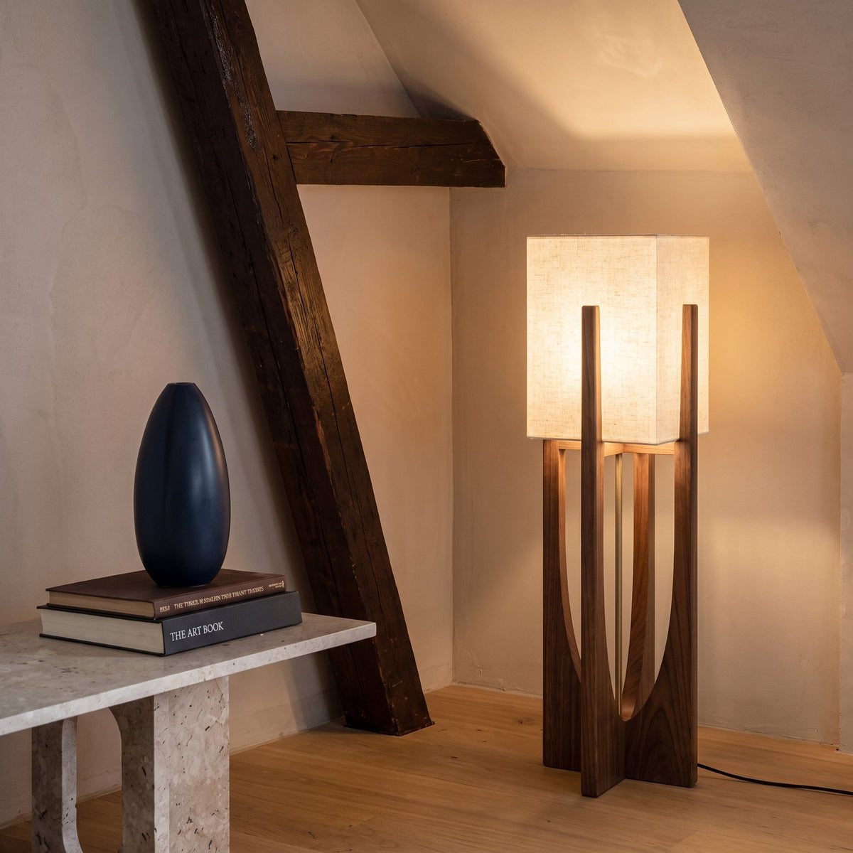 Tenvori | Stehlampe mit Stoffschirm und Holzfuß im Wabi-Sabi-Stil, E27