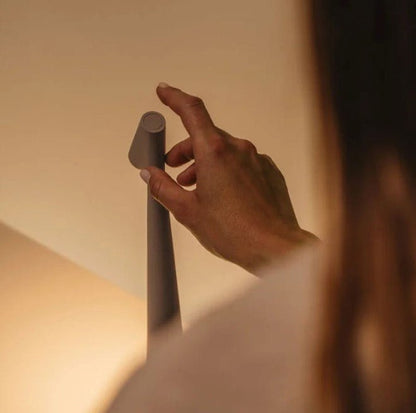 Kabellose LED Tischlampe | Nordisches Design | Warmes Licht | Metall & Glas