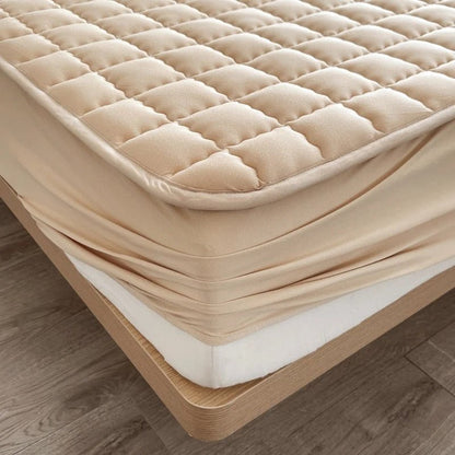 Waterproof mattress cover | Breathable mattress protector against liquids & stains