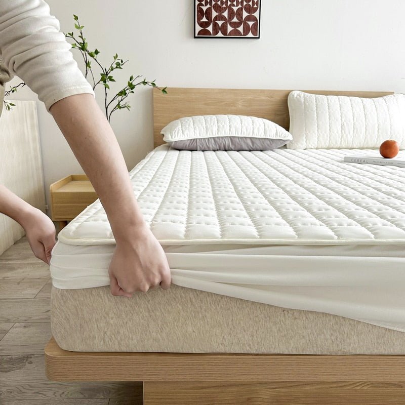 Waterproof mattress cover | Breathable mattress protector against liquids & stains