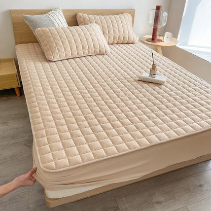 Waterproof mattress cover | Breathable mattress protector against liquids & stains