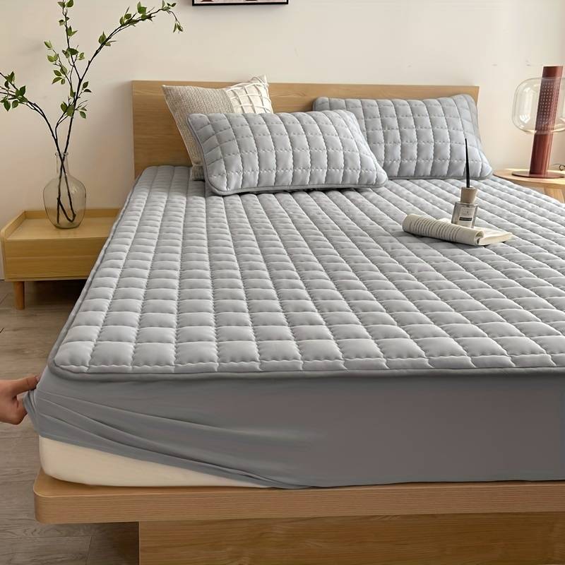 Waterproof mattress cover | Breathable mattress protector against liquids & stains