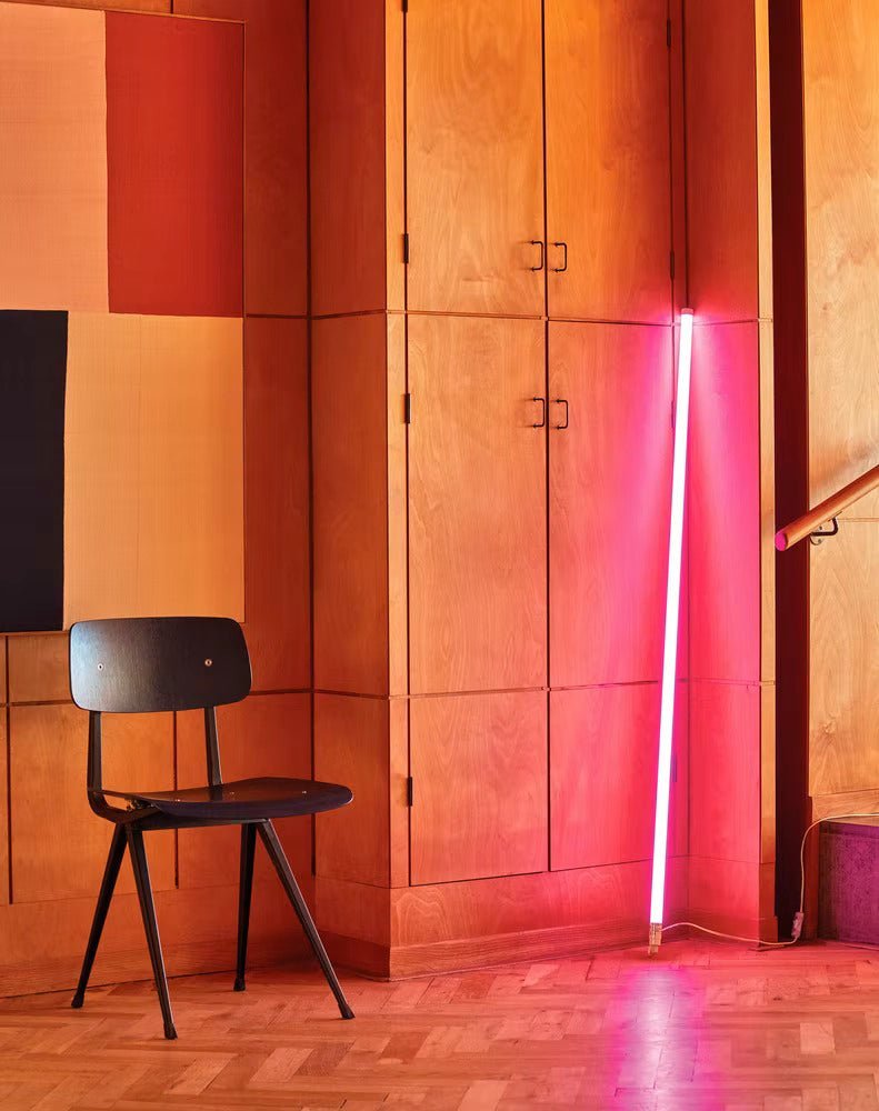 NeonArc | LED Stehlampe im Neonröhren-Look, IP65, mit USB oder Netzbetrieb