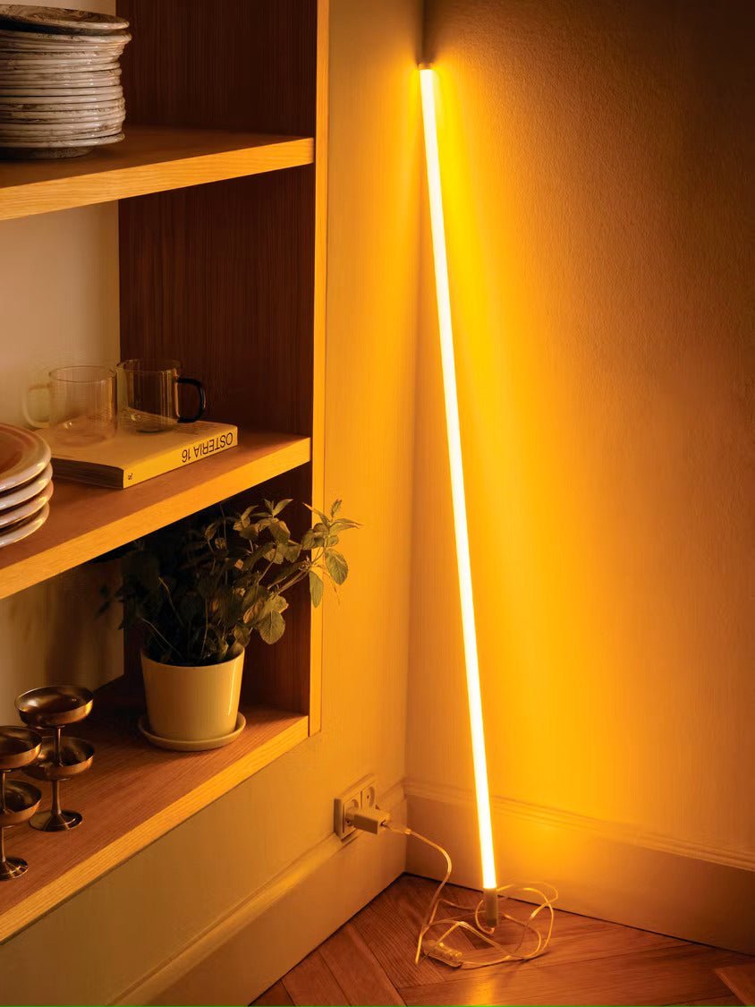 NeonArc | LED Stehlampe im Neonröhren-Look, IP65, mit USB oder Netzbetrieb