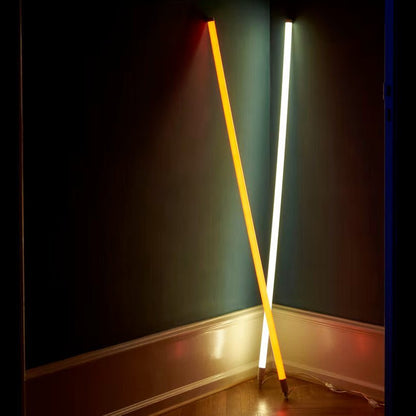 NeonArc | LED Stehlampe im Neonröhren-Look, IP65, mit USB oder Netzbetrieb