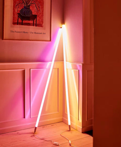 NeonArc | LED Stehlampe im Neonröhren-Look, IP65, mit USB oder Netzbetrieb