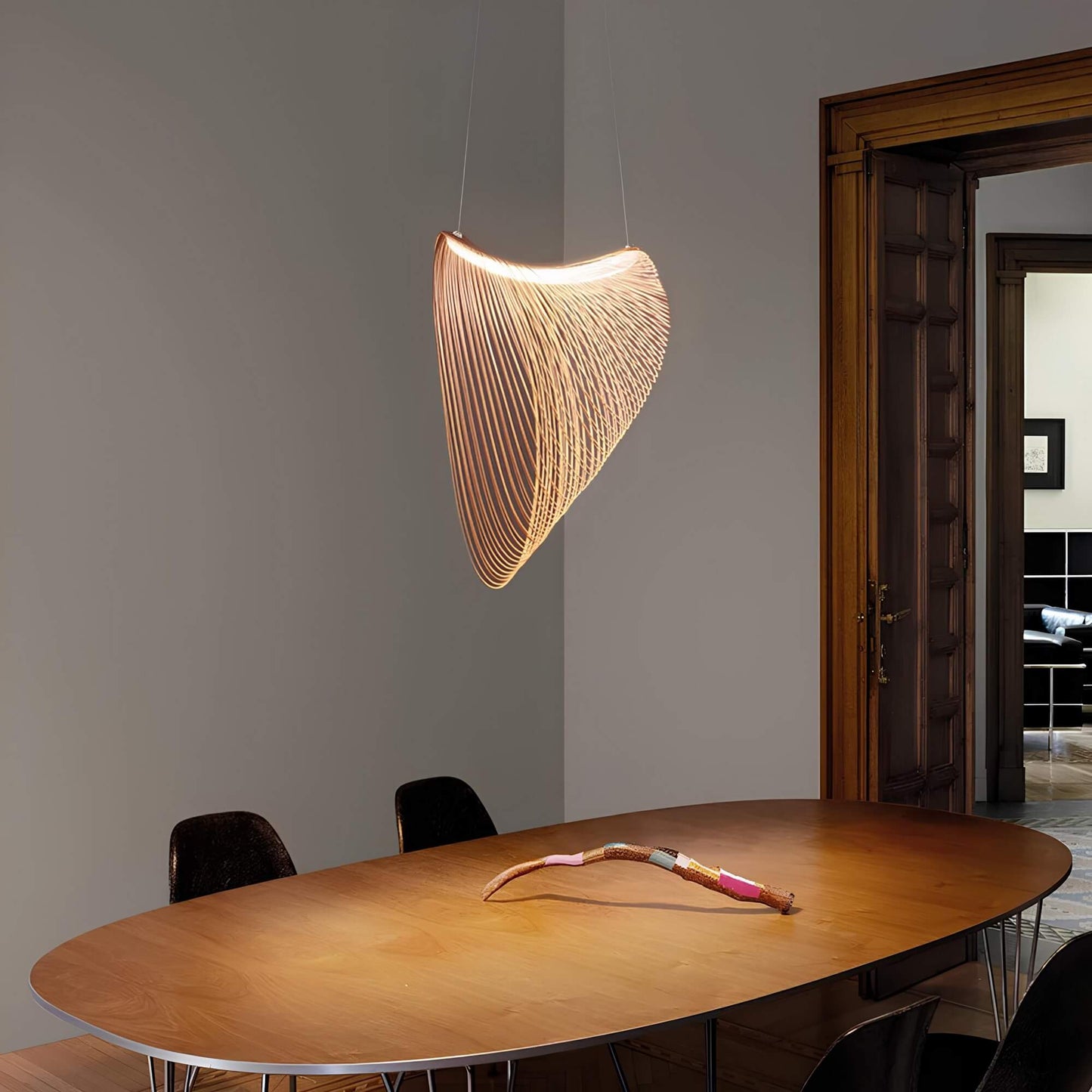 Amaris – Lampada a sospensione scandinava in metallo con dettaglio in legno di quercia per sala da pranzo & cucina