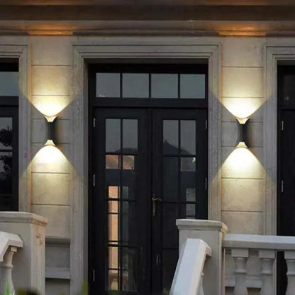 Nocturo Edge | Applique da esterno LED nera con accenti dorati e protezione IP65 contro le intemperie