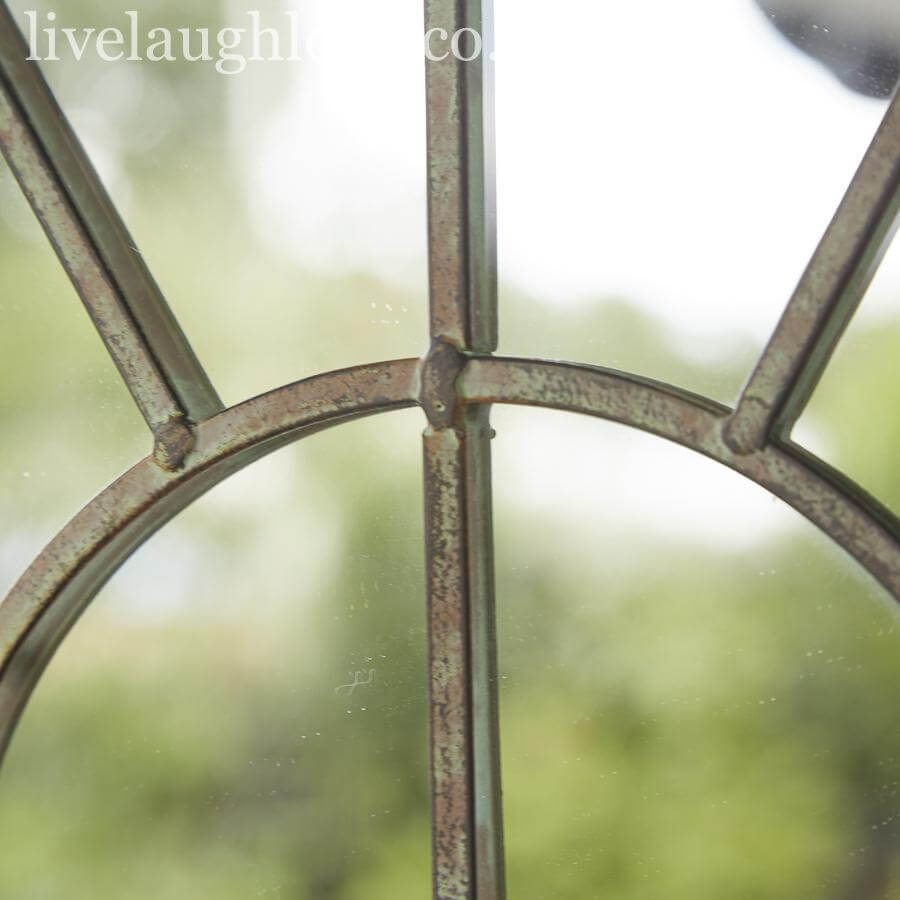 Fenwyra | Wandspiegel im Fensterlook mit Rundbogen und Metallrahmen, 77,5 cm